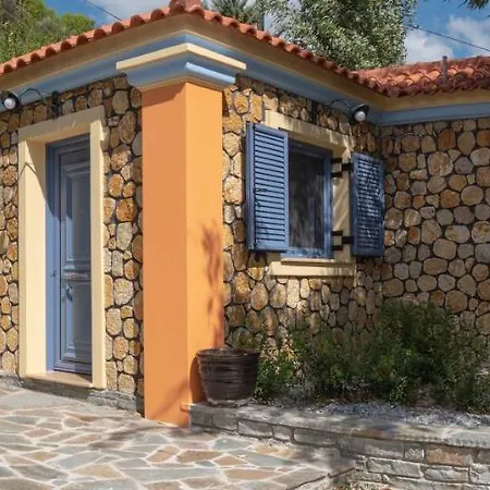 Traditional Stone House By The Sea. * Petriaí