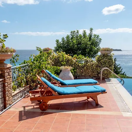 Holiday home Traditional Stone House By The Sea. *
