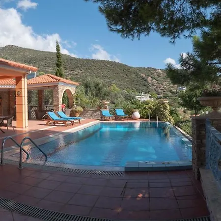 Traditional Stone House By The Sea. Holiday home Petriai